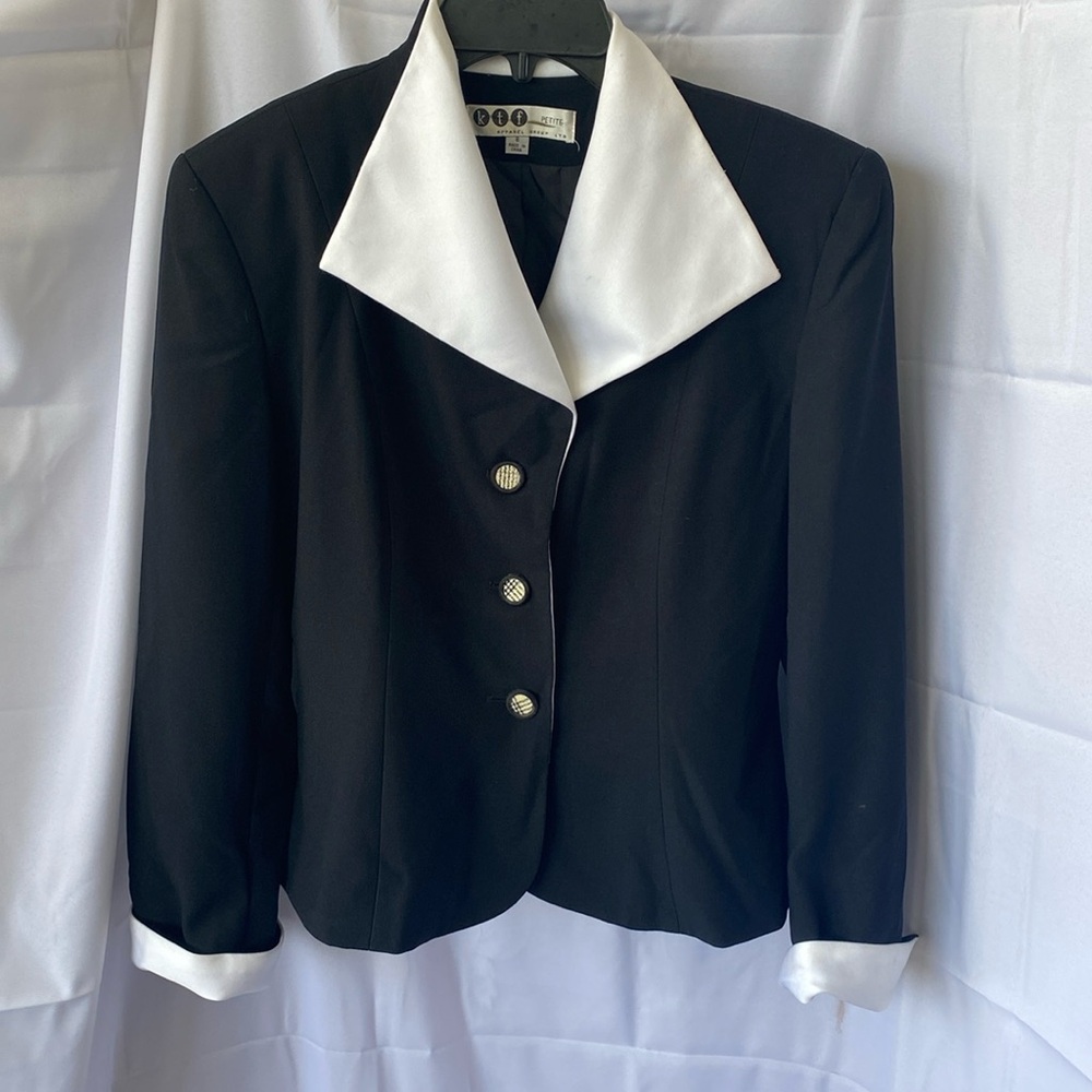 It’d black evening jacket